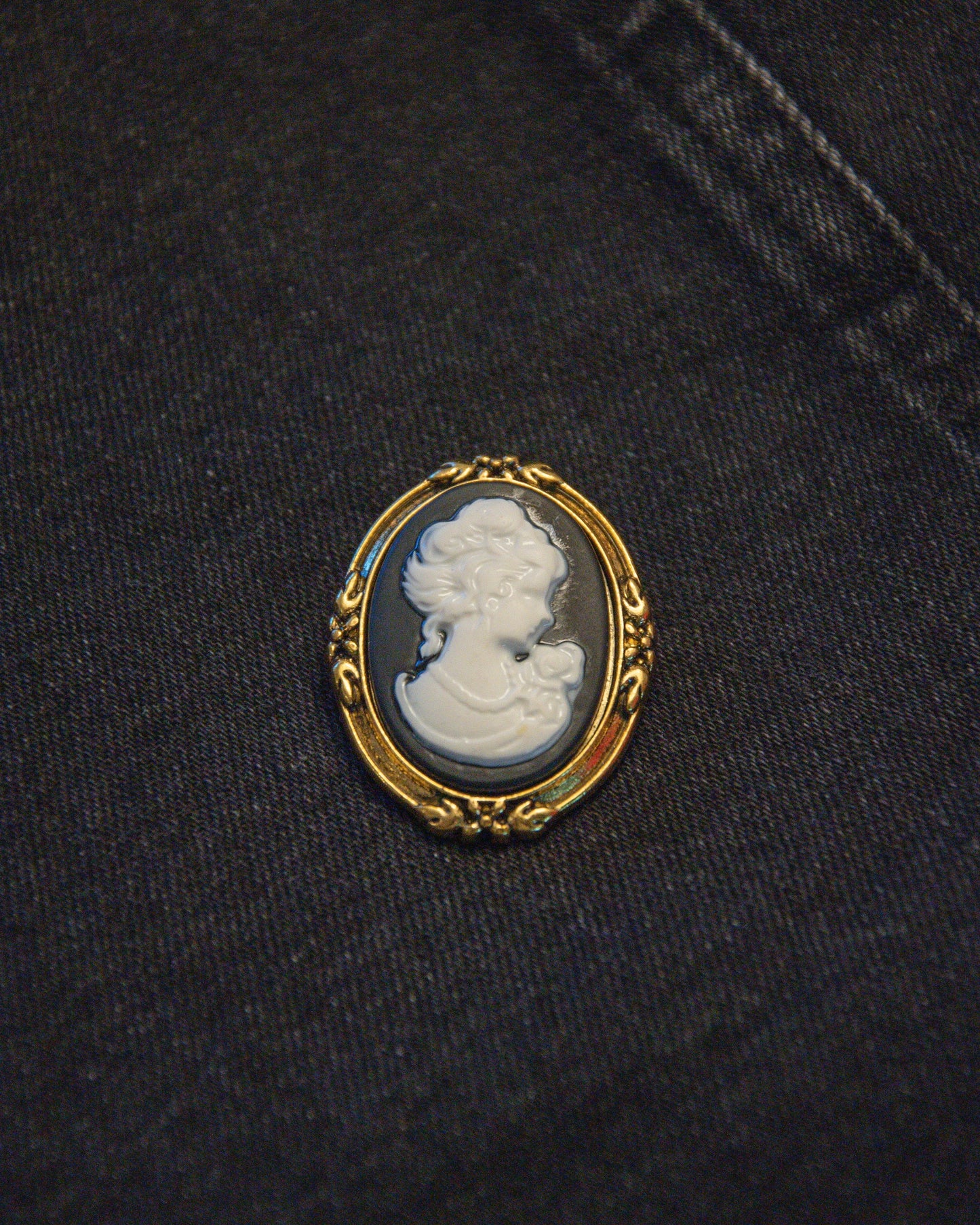 Cameo Wearable Charm - Blk/Wht/Gold